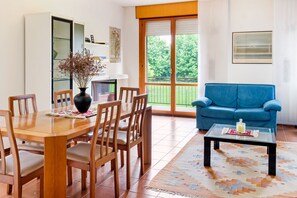 Căn hộ, 1 phòng ngủ | Khu phòng khách | TV màn hình phẳng 