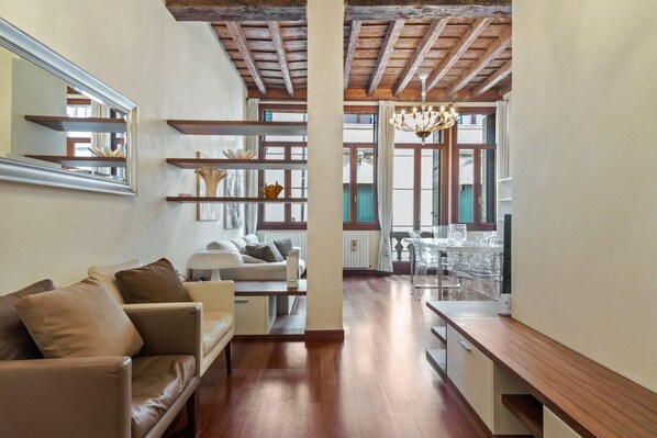 Căn hộ, 1 phòng ngủ | Khu phòng khách | TV màn hình phẳng