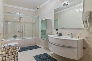 Căn hộ, 1 phòng ngủ | Phòng tắm | Vòi sen/bồn tắm kết hợp, vòi sen phun mưa, máy sấy tóc