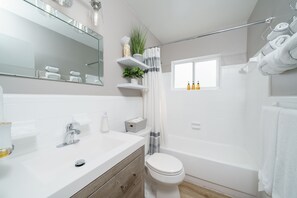 Ensemble douche/baignoire, sèche-cheveux, serviettes fournies, savon