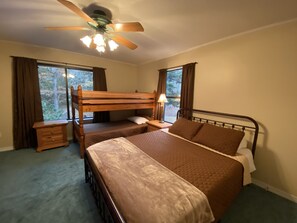 2 bedrooms, travel cot, WiFi, bed sheets