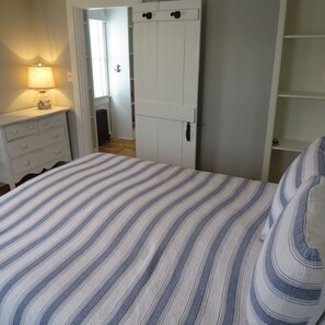 3 bedrooms, iron/ironing board, internet, bed sheets - Beautiful house that is a walk to downtown! (Chatham)