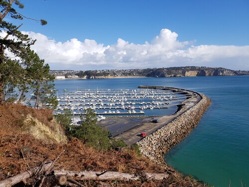 House 5 Bedrooms, 2 bathrooms, enclosed garden 800m from Morgat beach 