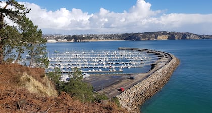 House 5 Bedrooms, 2 bathrooms, enclosed garden 800m from Morgat beach