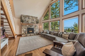 Una Smart TV, una chimenea, una oficina