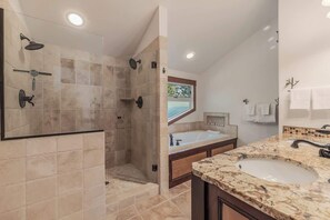 Bathtub, hair dryer, towels, shampoo - Family Home and Incredible Views | Blue Grouse (Sagle)