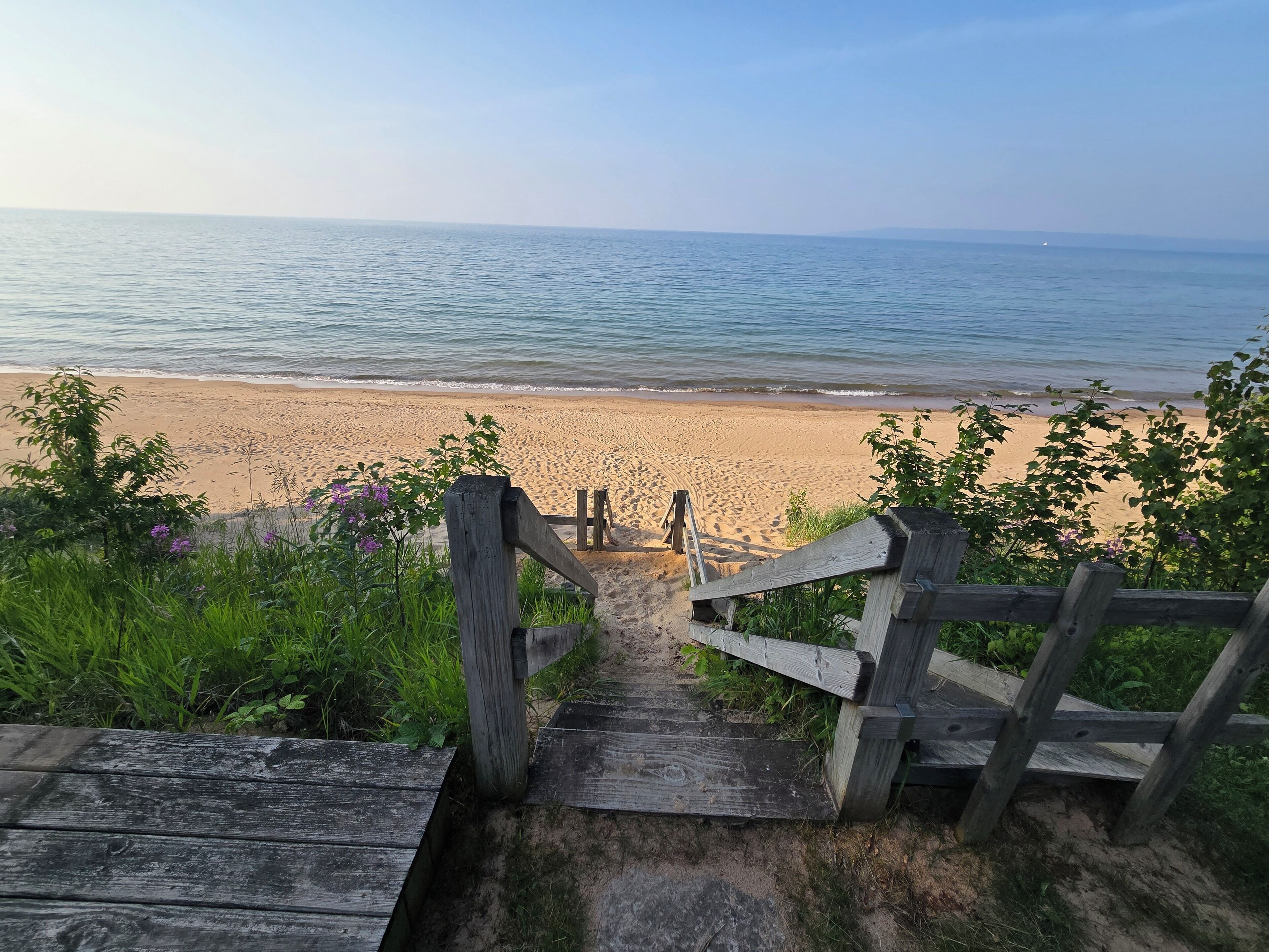 على الشاطئ، كراسي للتشمس، مناشف للشاطئ