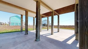 Um canteiro de obras aberto, com vigas de madeira expostas e chão de concreto.