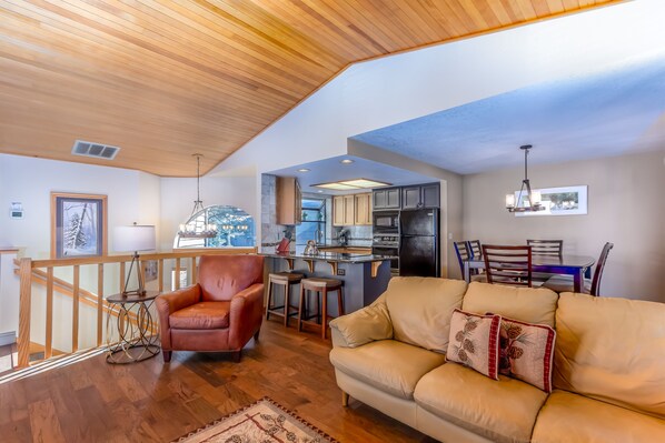 Flat-screen TV, fireplace, video games