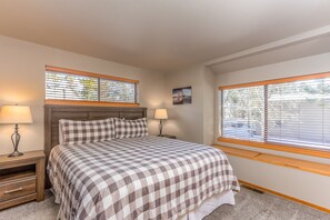 4 bedrooms, travel crib, free WiFi, bed sheets - Community Pool, AC, Fireplace, Bikes and Cornhole - FAIR15 (Bend)