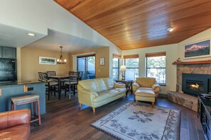 Flat-screen TV, fireplace, video games - Community Pool, AC, Fireplace, Bikes and Cornhole - FAIR15 (Bend)