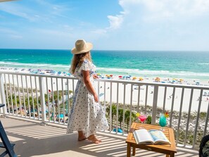 Property grounds - ~Cozy Beachfront condo/Beach Chair/Pools/Fireplace/Tootsies! (Panama City Beach)