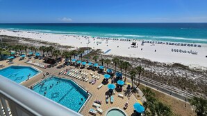 Een resort met een zwembad, toegang tot het strand en uitzicht op de oceaan.