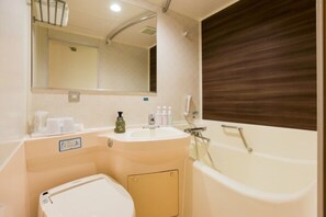 Ein Badezimmer mit Toilette, Waschbecken und Badewanne.