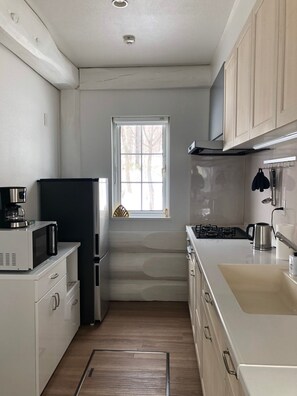 Fridge, microwave, stovetop, cookware/dishes/utensils