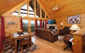 Televisión, chimenea, reproductor de DVD y futbolito