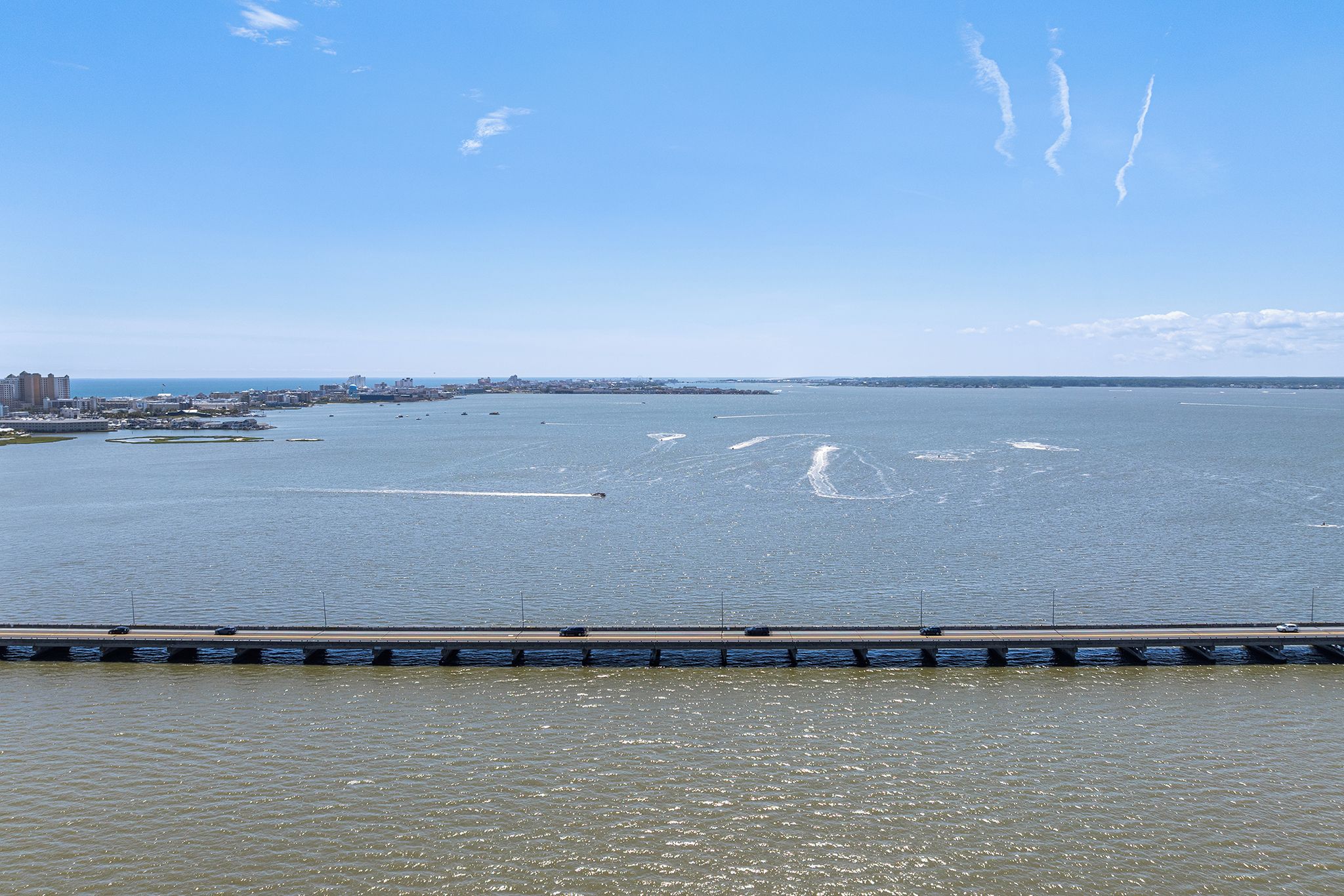 Un puente sobre el agua, con un paisaje urbano al fondo.