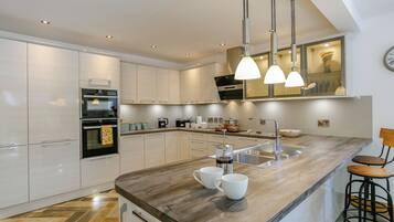 Un four, lave-vaisselle, congélateur