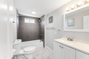 Bathroom - Spacious 3BR apartment 213A near Boardwalk and the Beach (Ocean City)
