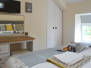 2 bedrooms, free WiFi, bed sheets - 2 bedroom accommodation in Bryncrug, near Tywyn (Bryncrug, near Tywyn)
