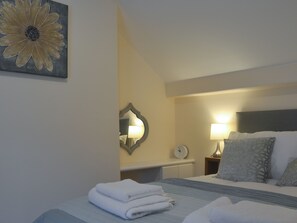 2 bedrooms, free WiFi, bed sheets - 2 bedroom accommodation in Bryncrug, near Tywyn (Bryncrug, near Tywyn)