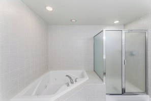 Towels - Sunset Pointe 203 with Pool Spacious 3br/2ba Amazing Bay Views (Ocean City)