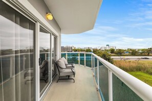 Terrace/patio - Sunset Pointe 203 with Pool Spacious 3br/2ba  Amazing Bay Views (Ocean City)