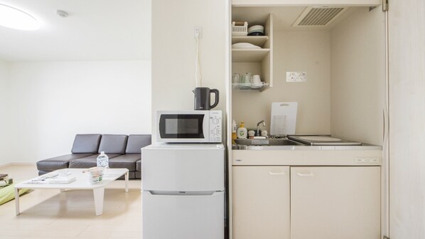 Réfrigérateur, four à micro-ondes, surface de cuisson