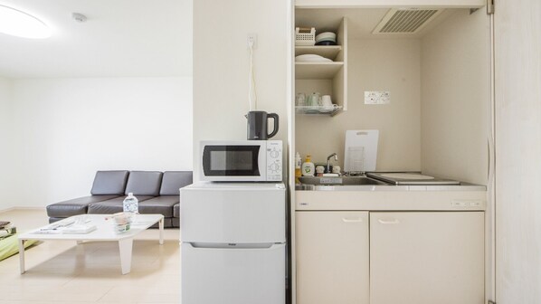 Fridge, microwave, stovetop, cookware/dishes/utensils