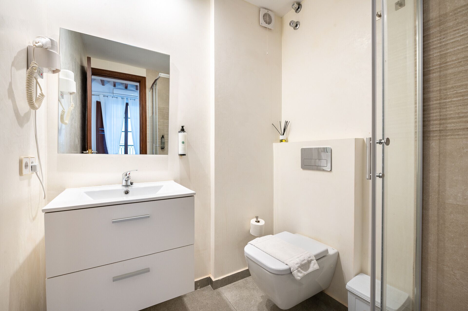 Douche, sèche-cheveux, serviettes fournies