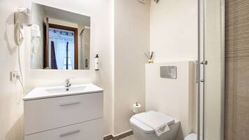 Douche, sèche-cheveux, serviettes fournies