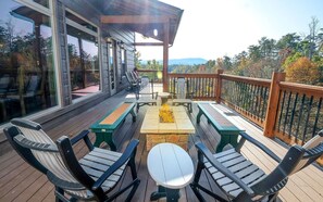 Terrace/patio - Smoky Mountain Joy - Private Pool, Theater & Games (Sevierville)