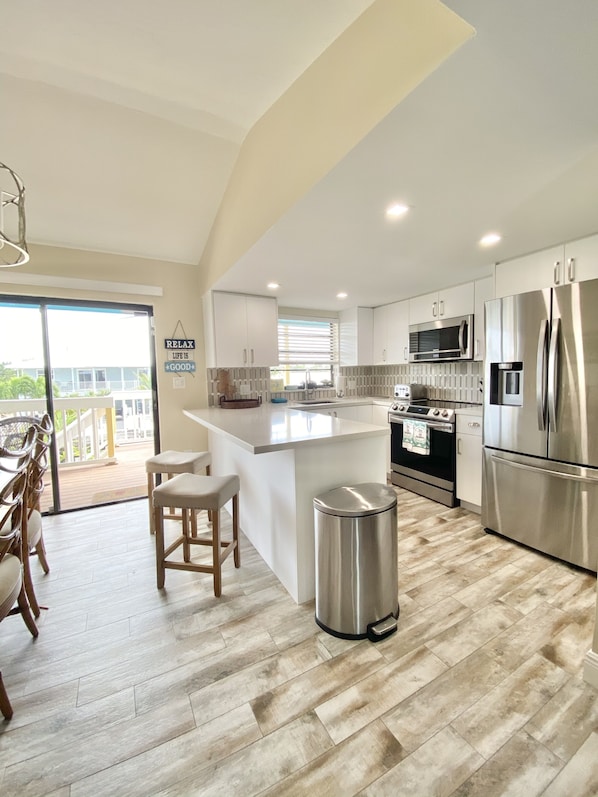 Réfrigérateur, micro-ondes, four, plaque de cuisson