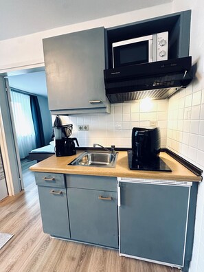 Kühlschrank, Mikrowelle, Herdplatte, Wasserkocher mit Kaffee-/Teezubehör