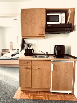 Kühlschrank, Mikrowelle, Herdplatte, Wasserkocher mit Kaffee-/Teezubehör