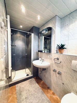 Een douche, een haardroger, handdoeken