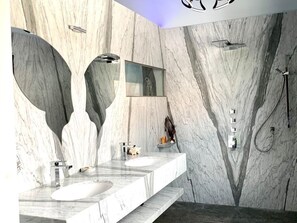 Shower, hair dryer, towels, soap - SEA TRUE VILLA ,NEW EDIFICE 2021, LAVISH ! (Sint Maarten)
