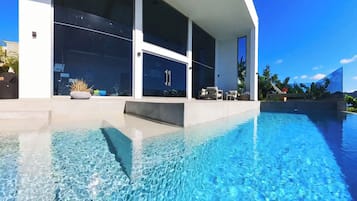 Piscina all'aperto, una piscina riscaldata