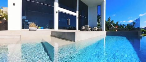 Utomhuspool och uppvärmd pool