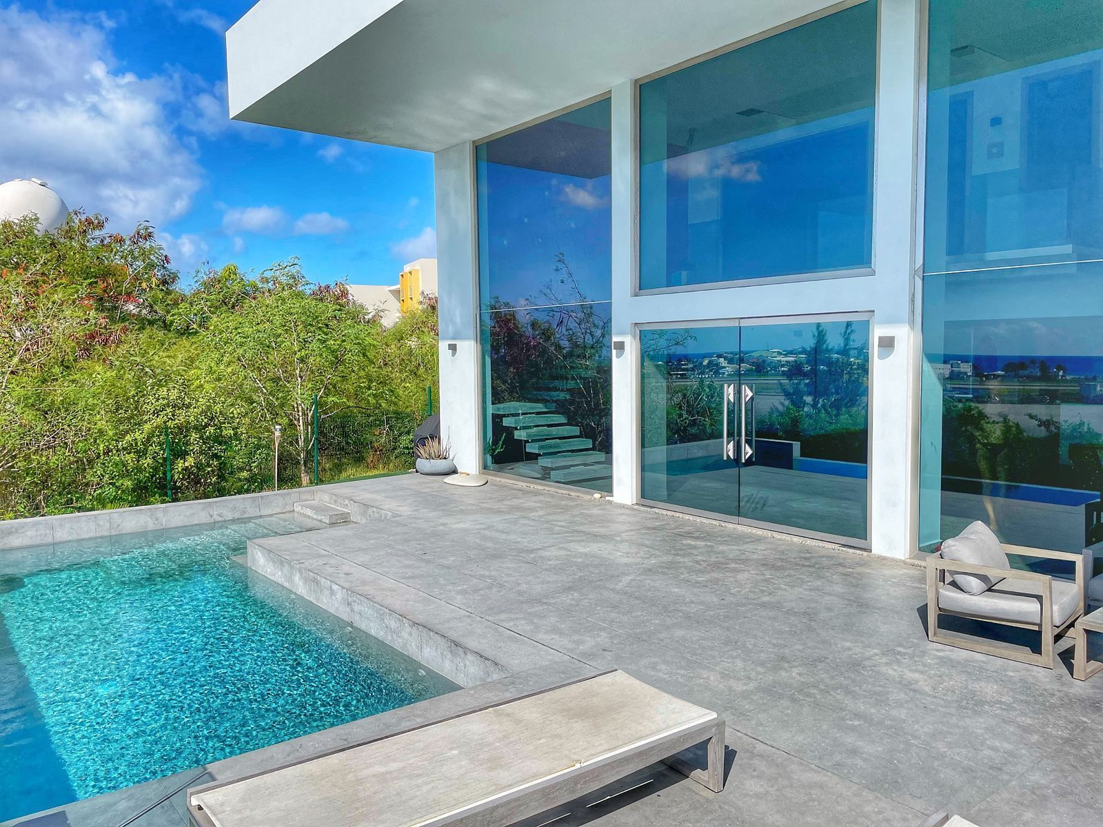 Alberca al aire libre y alberca climatizada