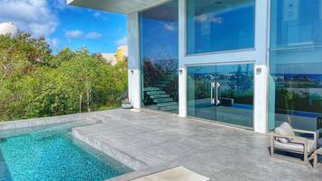 Utendørsbasseng og et oppvarmet basseng