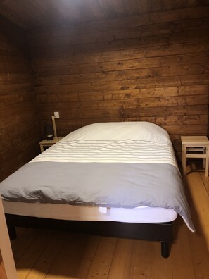 2 Schlafzimmer, Reisekinderbett