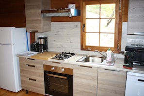 Een koelkast, een microgolfoven, een oven, een kookplaat