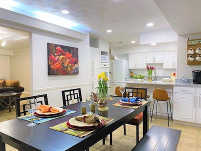 SKYLIGHT-Walking Distance to the AT&T stadium, attractions, and restaurants!