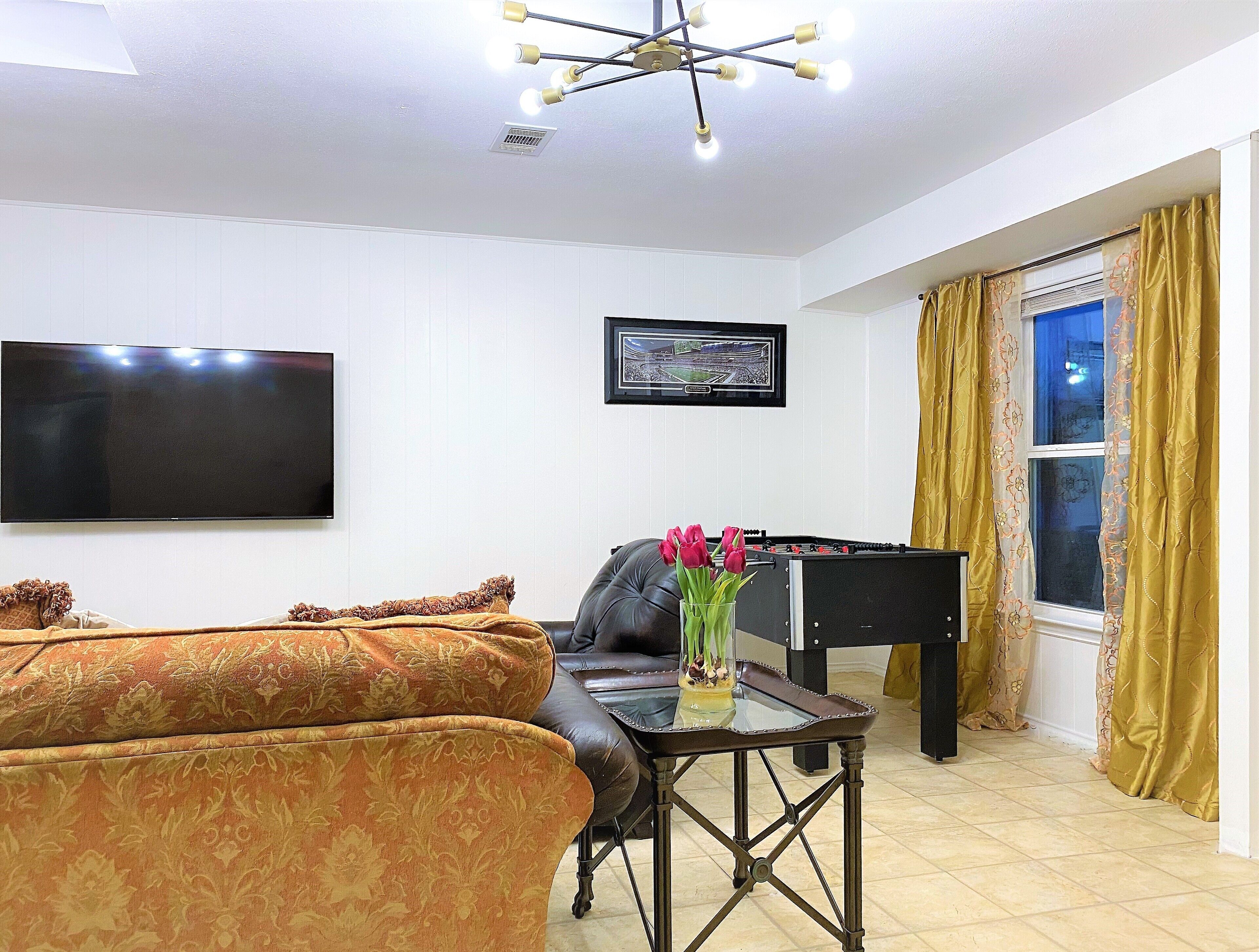 Smart TV, pebolim, livros