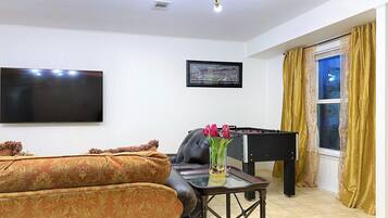 Smart TV, pebolim, livros