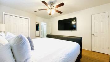 4 bedrooms, iron/ironing board, WiFi, bed sheets