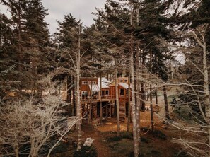 A wooden cabin with multiple levels, surrounded by dense forest. - Perch small · Treehouse-Eagles Perch over the water (Port Angeles)