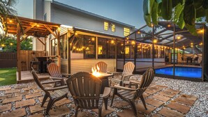 Outdoor dining - 6BR! Sleeps 15+ Htd Pool, putting green, Theater, game rm, 5 mi to beaches, AMI (Bradenton)