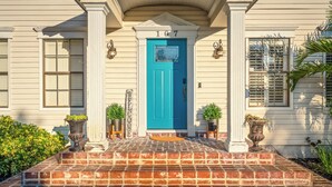A house with a blue door, white columns, and a brick entrance. - 6BR! Sleeps 15+ Htd Pool, putting green, Theater, game rm, 5 mi to beaches, AMI (Bradenton)